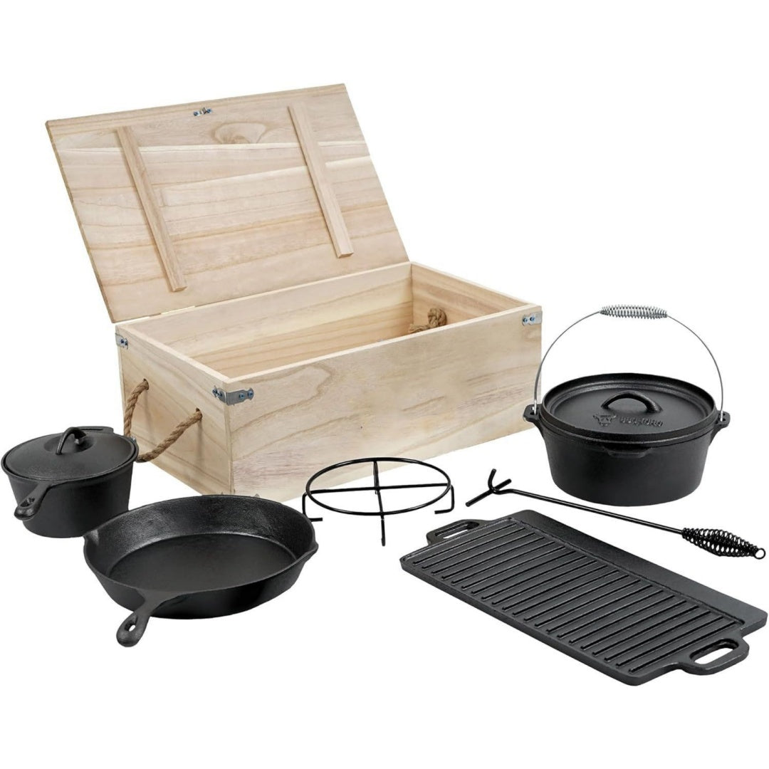 grill-toro 7-teiliges dutch oven set in holzkiste gusseisen- bereits eingebrannt - preseasoned zubehoer set mit dutch oven kochtopf stieltopf grillplatte pfanne deckelheber und untersetzer